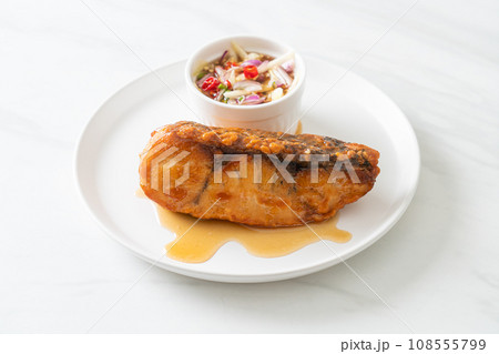 fried snapper fish with fish sauce and spicy salad 108555799