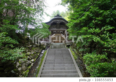永平寺の承陽門とその奥にちらりと見える承陽殿の一部 108555853