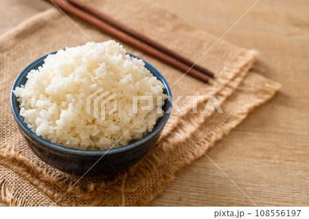 cooked white rice bowl 108556197