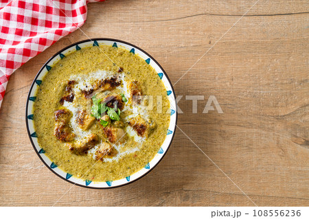 Afghani chicken in green curry or Hariyali tikka chicken hara masala 108556236