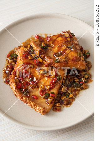 Fried Snapper Belly with Spicy Garlic Soy Sauce Fried Snapper Belly with Spicy Garlic Soy Sauce 108556252