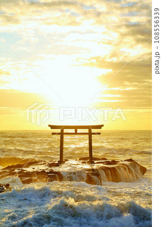 茨城県　大洗磯前神社からの初日の出 108556339