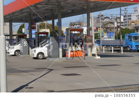 ガソリン価格が気になりますね。でもガソリンスタンド、にぎわっています。 ガソリン価格が気になりますね。でもガソリンスタンド、にぎわっています。 108556355