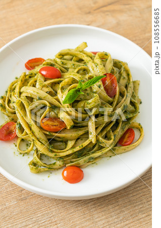 fettuccine spaghetti pasta with pesto sauce and tomatoes 108556685