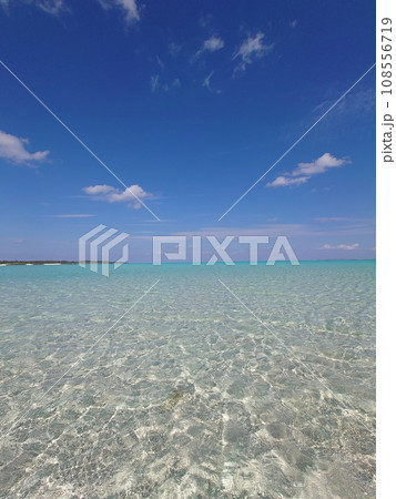 南の島の青い空と海 108556719