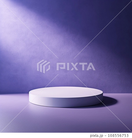 紫のざらざらの質感の背景に紫の床と白い円柱の展示台がある抽象正方形バナー。AI生成画像 108556753