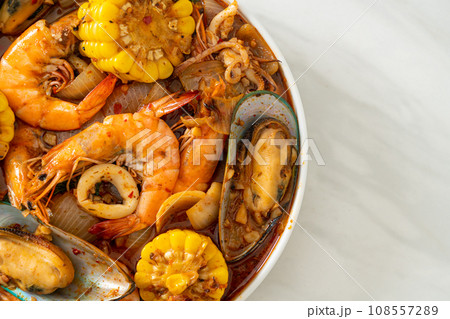 spicy barbecue seafood - shrimps, sqiud, mussel spicy barbecue seafood - shrimps, sqiud, mussel 108557289