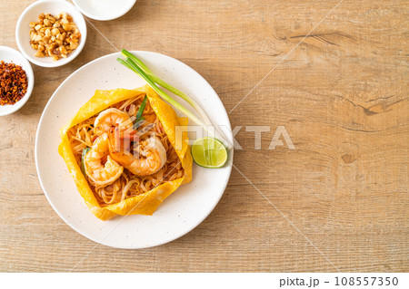 Thai stir fried noodles with shrimps and egg wrap (Pad Thai) 108557350