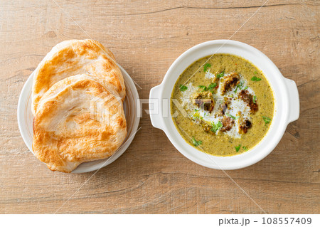 Afghani chicken in green masala curry or Hariyali tikka chicken hara masala with roti or naan bread Afghani chicken in green masala curry or Hariyali tikka chicken hara masala with roti or naan bread 108557409