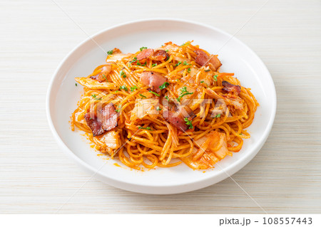 stir-fried spaghetti with kimchi and bacon 108557443