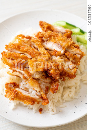Hainanese chicken rice with fried chicken 108557590