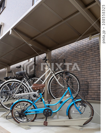 集合住宅の駐輪場 108558325