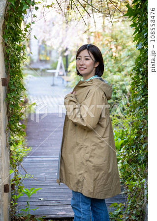 町並みを散策する女性 町並みを散策する女性 108558476