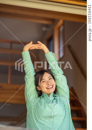 伸びをする女性 108558481