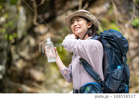 登山中に休憩する女性 登山中に休憩する女性 108558517