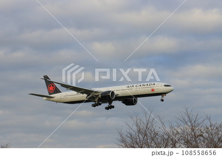 成田空港に着陸するエアカナダ機　 108558656