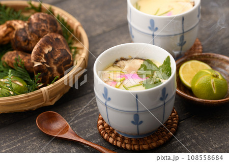 松茸の茶碗蒸し 108558684