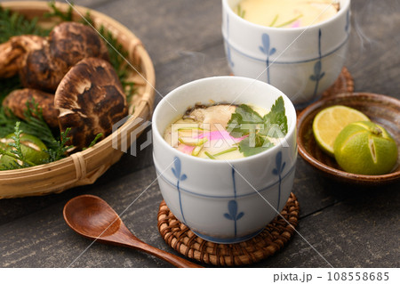 松茸の茶碗蒸し 108558685