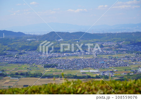 万灯呂山展望台から望遠で見下ろす京田辺市市役所方面 万灯呂山展望台から望遠で見下ろす京田辺市市役所方面 108559076