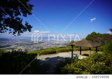 万灯呂山展望台から石清水八幡宮方面を望む大パノラマ 108559096