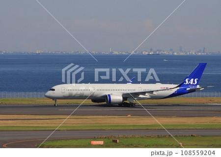 離陸、上昇する旅客機　ジェット機　スカンジナビア航空 108559204