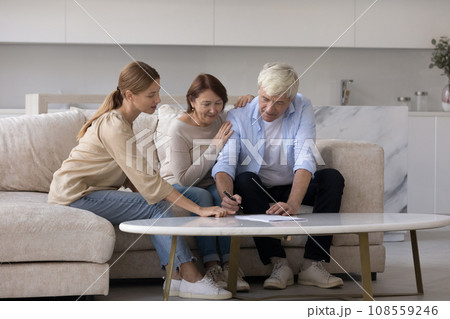 Consultant visiting senior couple at home, explaining agreement 108559246