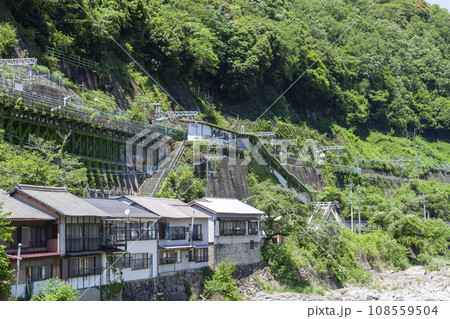 【愛知県】庄内川の川べりに建つJR定光寺駅 【愛知県】庄内川の川べりに建つJR定光寺駅 108559504