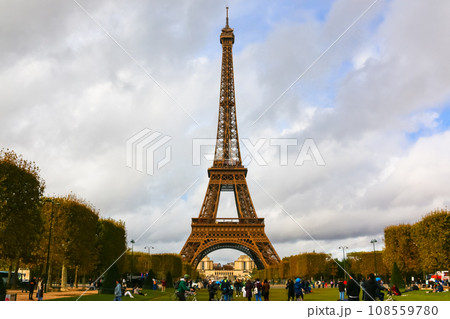 フランス パリの名所　エッフェル塔（シャン・ド・マルス公園からの眺め）シャン・ド・マルス公園 108559780