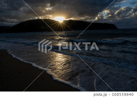 海に沈む夕日ー奄美大島 海に沈む夕日ー奄美大島 108559840
