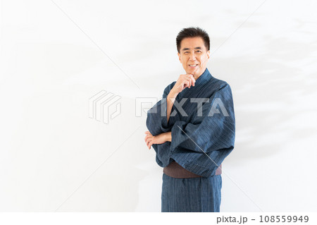 和服を着たシニア男性 108559949