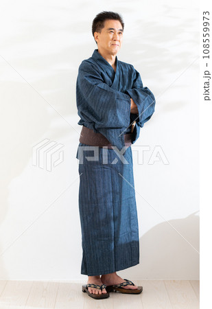 和服を着たシニア男性 108559973