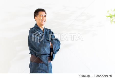 和服を着たシニア男性 108559976
