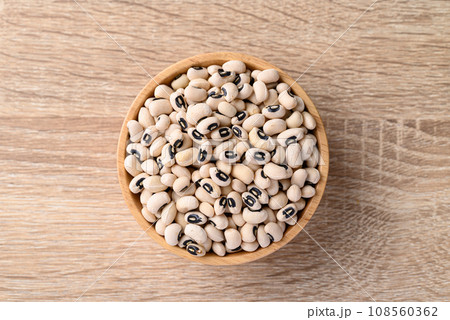 Black eye peas or cowpeas in bowl on wooden background, Food ingredients, Table top view 108560362