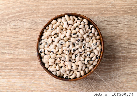 Black eye peas or cowpeas in bowl on wooden background, Food ingredients, Table top view 108560374