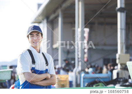 漁港で働く若い漁師さん 108560758