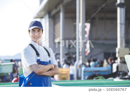 漁港で働く若い漁師さん 108560767