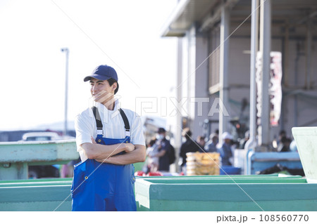 漁港で働く若い漁師さん 108560770