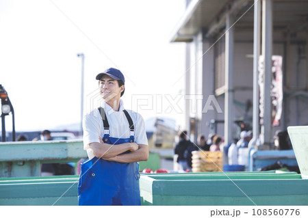 漁港で働く若い漁師さん 108560776