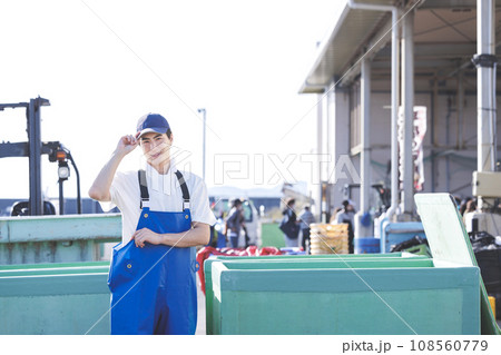漁港で働く若い漁師さん 108560779