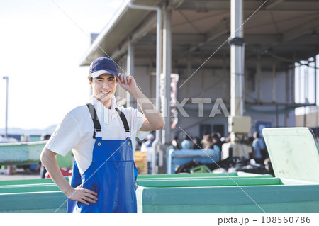 漁港で働く若い漁師さん 漁港で働く若い漁師さん 108560786