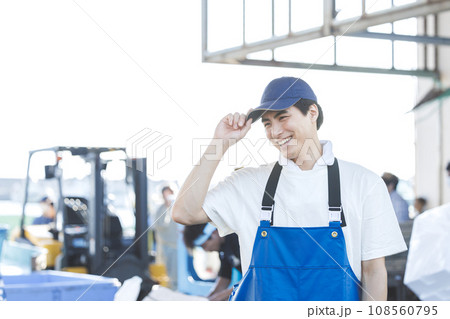 漁港で働く若い漁師さん 漁港で働く若い漁師さん 108560795