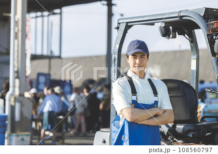 漁港で働く若い漁師さん 漁港で働く若い漁師さん 108560797