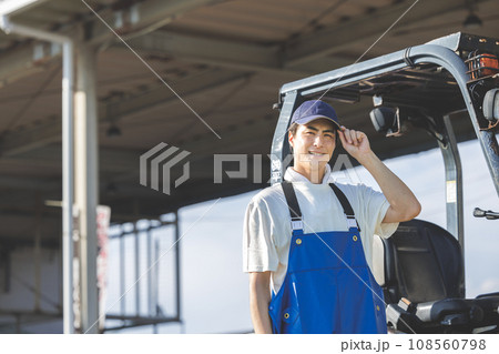 漁港で働く若い漁師さん 108560798