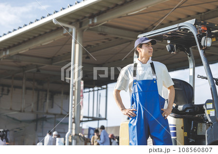 漁港で働く若い漁師さん 漁港で働く若い漁師さん 108560807