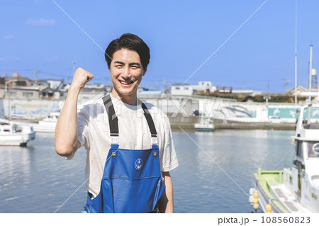 漁港で働く若い漁師さん 108560823