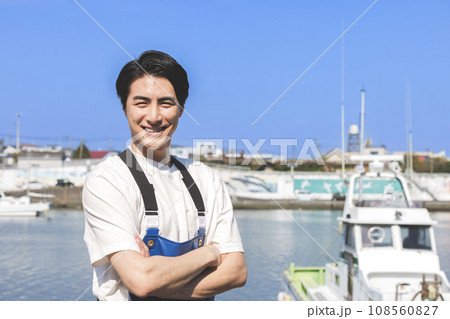 漁港で働く若い漁師さん 108560827