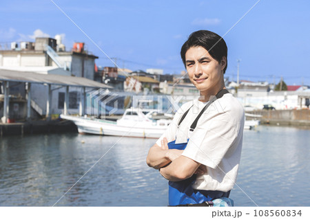 漁港で働く若い漁師さん 漁港で働く若い漁師さん 108560834