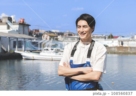 漁港で働く若い漁師さん 108560837