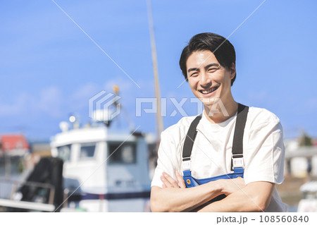 漁港で働く若い漁師さん 漁港で働く若い漁師さん 108560840