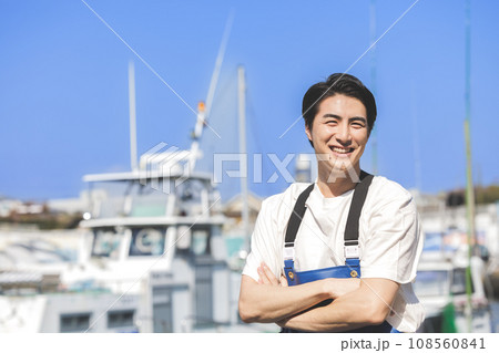 漁港で働く若い漁師さん 108560841